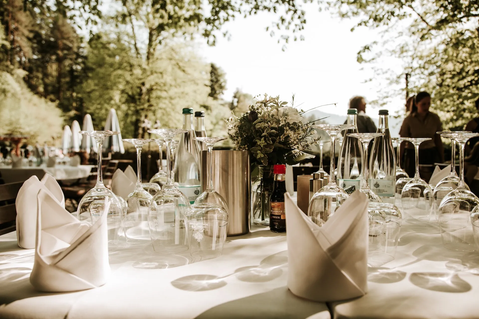 Ein feierlich gedeckter Tisch.