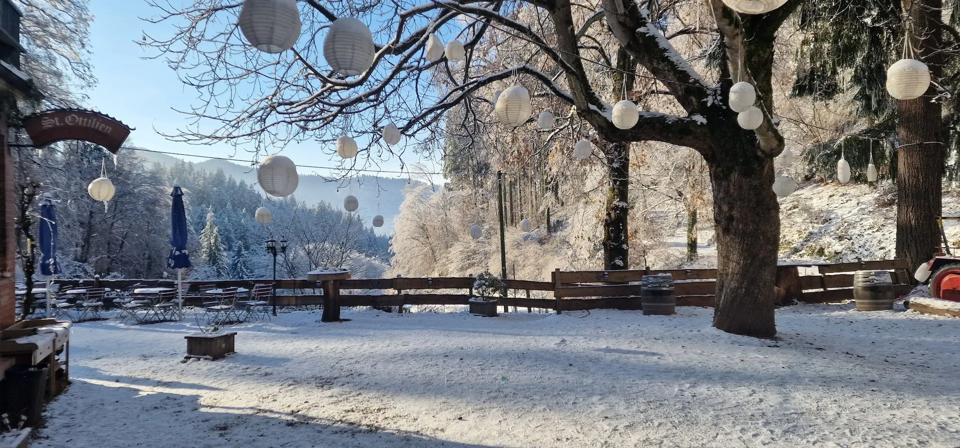 Schneelandschaft mit Blick ins Tal